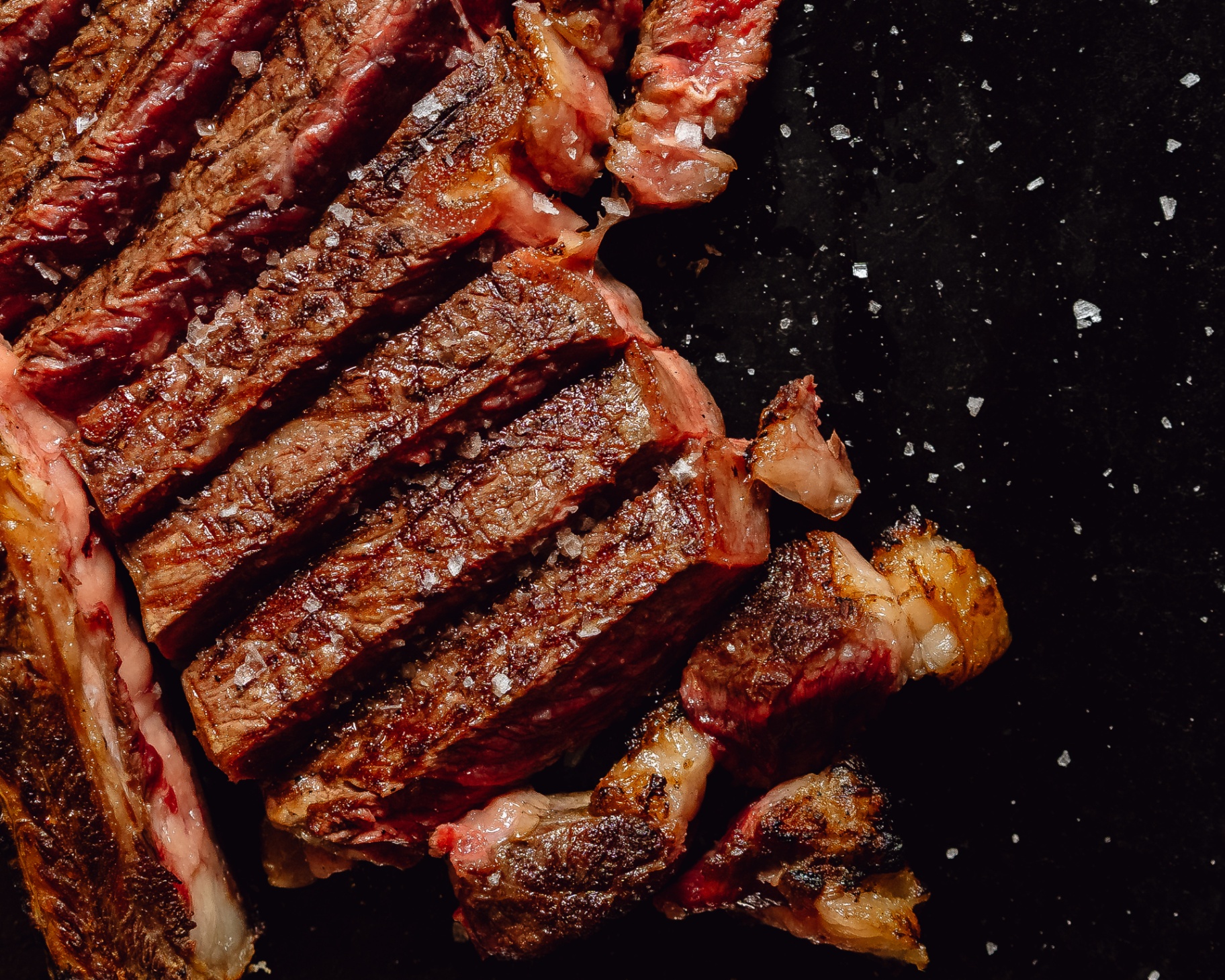 Bistecca alla brace tagliata e salata