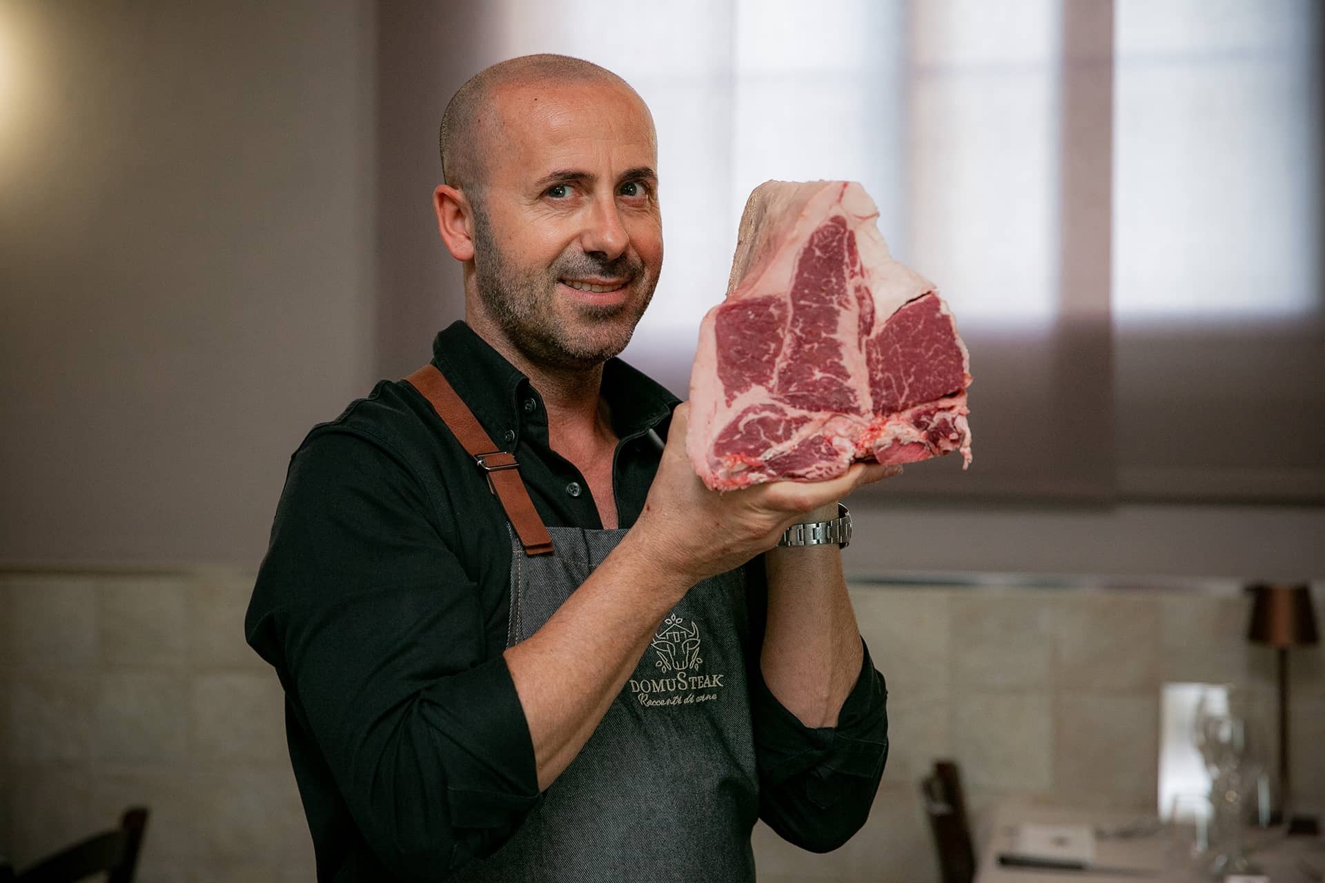 Umberto Frau con una bistecca selezionata