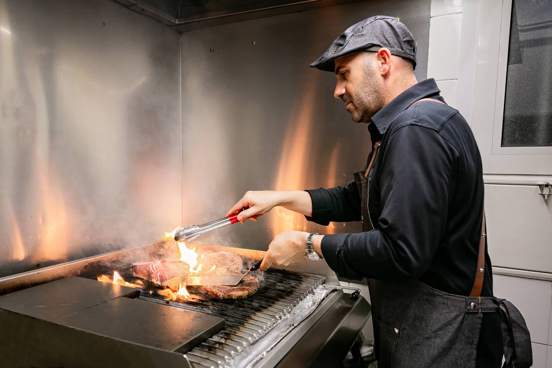 Umberto Frau alla griglia nel suo ristorante DomuSteak